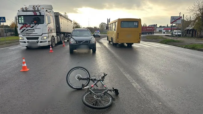 У Луцьку  на переході збили велосипедистку, жінка у лікарні