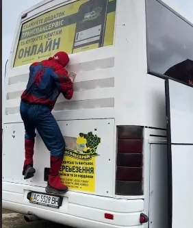 У Луцьку людина-павук повзала по маршрутках (відео)
