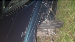 Розірвалося колесо: на Волині несправна BMW врізалась у «фольксваген» (фото, відео)
