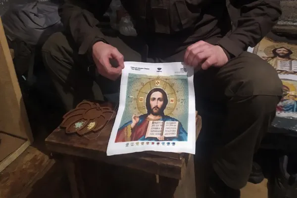 На Волині гвардієць вишиває ікони бісером (фото)