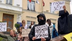 Під Луцькрадою активісти знову вийшли на акцію: що вимагають (фото, відео)