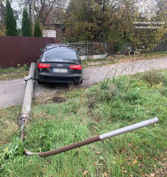 Розшукали водія, який протаранив стовп у Княгининку (фото)