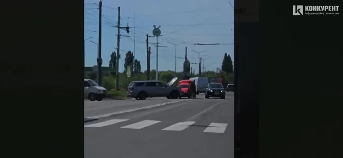 У Луцьку на кільці біля «Кромберга»  – аварія: джип зіткнувся з легковиком (відео)