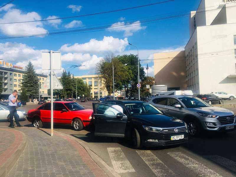 У центрі Луцька через ДТП ускладнений рух автотранспорту (фото)