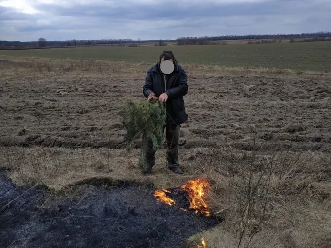 На Волині піймали чоловіка, який палив суху траву
