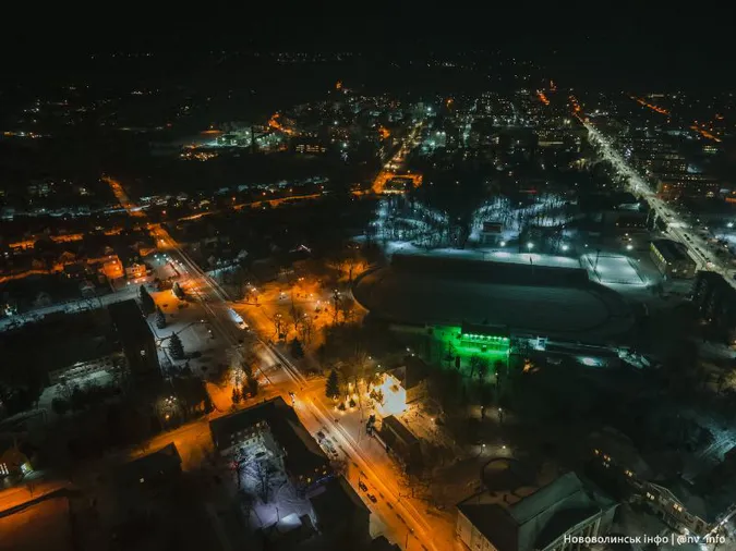 Як виглядає засніжене волинське місто з висоти вночі (фото)