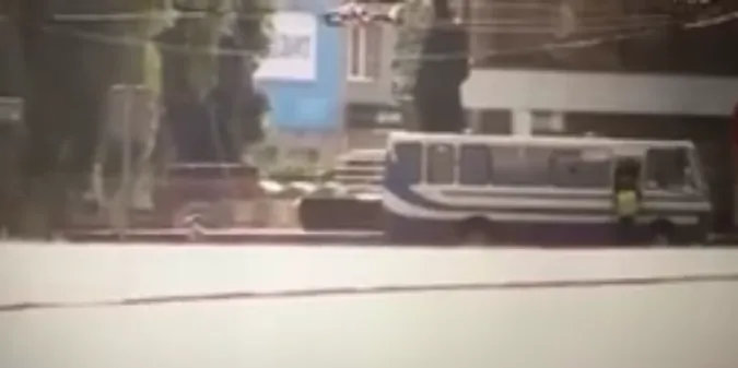 Заручникам у Луцьку передали пакет з водою (відео)