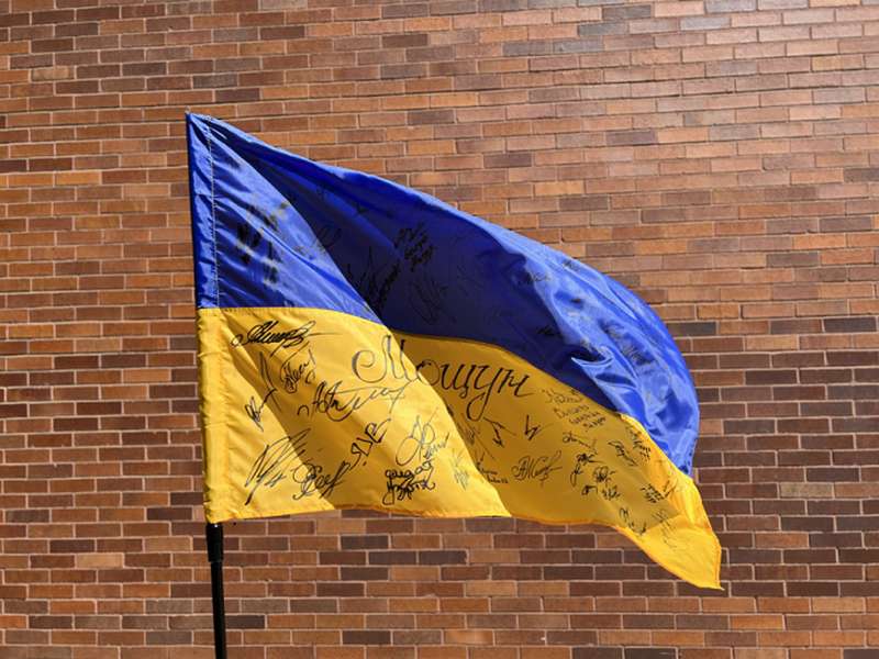 Прапори України з Бахмута і Гостомеля продали на аукціоні в Нью-Йорку за $500 тисяч (фото)