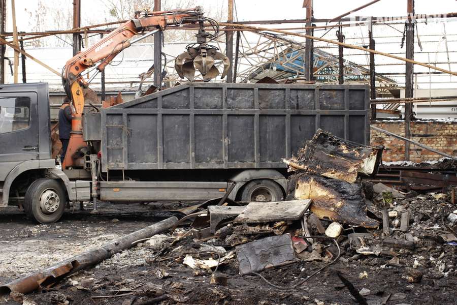 У Луцьку розбирають згорілий павільйон Центрального ринку (фото)