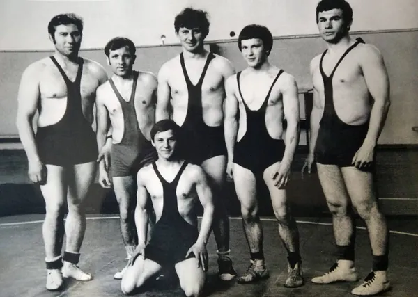 Ретро-фото 1974-го року чемпіонів Спартакіади Волині з греко-римської боротьби – зліва на світлині Андрій Грищук.