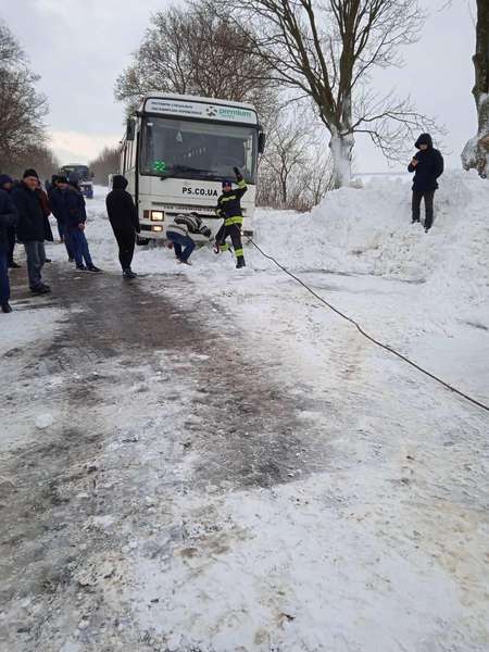 За добу із снігових заметів на Волині звільнили три автобуси й дві вантажівки (фото)