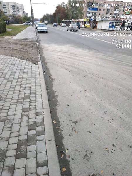 Луцькі муніципали змусили будівельників поприбирати бруд з дороги (фото)