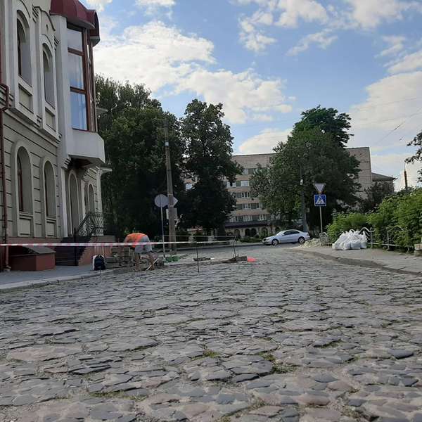 На вулиці в старій частині Луцька замінять зруйновану «трилінку»