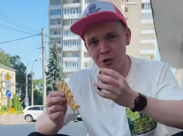 Польський блогер затестив особливий луцький стрітфуд (відео)