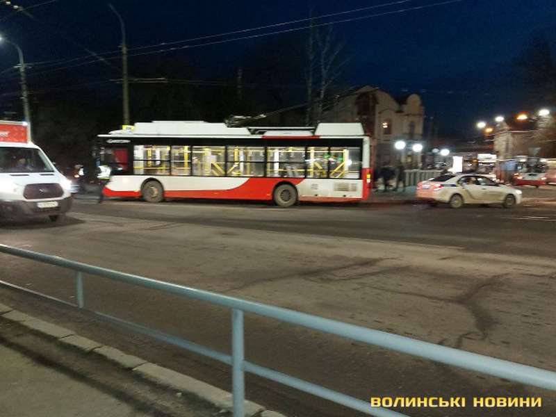 Не проскочив: у Луцьку на Ковельській зіткнулися тролейбус і легковик (фото)