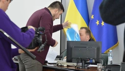 Депутат "зарядив" секретарю Луцькради зошитом (фото, оновлено) 