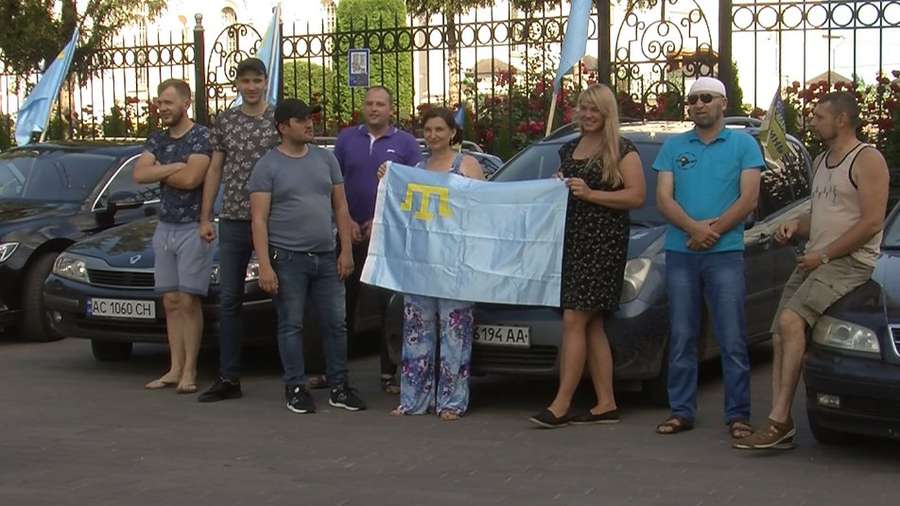 Кримські татари Луцька влаштували автопробіг до Дня національного прапора  (фото)
