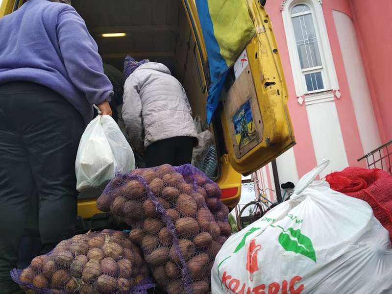 Сало, овочі, крупи: село біля Луцька зібрало допомогу воїнам у зону ООС (фото)