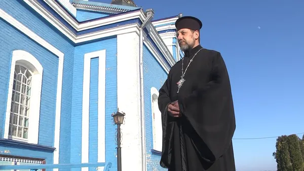 Волинянка в'яже теплі шкарпетки і передає солдатам на передову