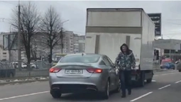У Луцьку перед переходом легковик «наздогнав» вантажівку (відео)