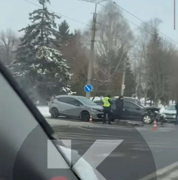 У Луцьку біля лікарні – сильна автотроща (оновлено)