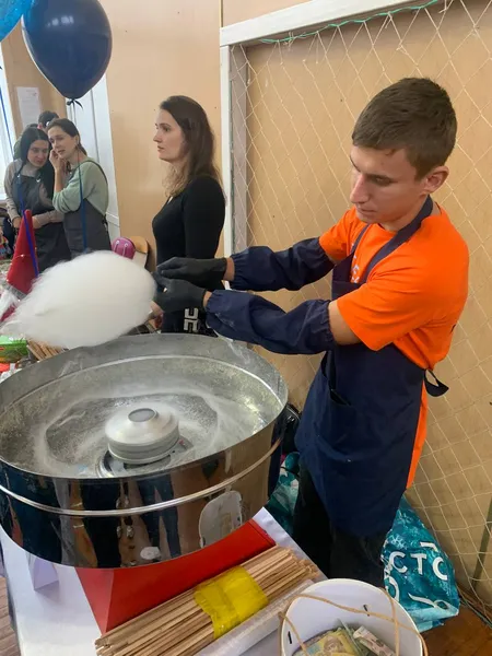 У луцькому ліцеї наярмаркували 300 тисяч для ЗСУ (фото)