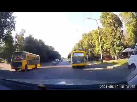 Через подвійну суцільну: маршрутка у Луцьку порушила ПДР (відео)