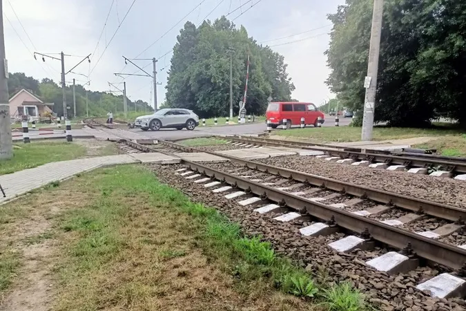Стан важкий: у Луцьку прооперували 20-річного хлопця, який потрапив під потяг