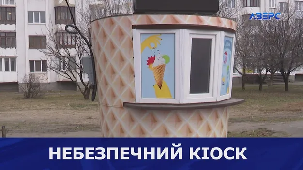 У Луцьку дах «стаканчика» ледь не вбив перехожого (відео)