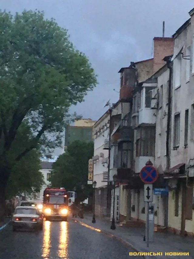На Кривому Валу біля пошти загорілася квартира (фото)