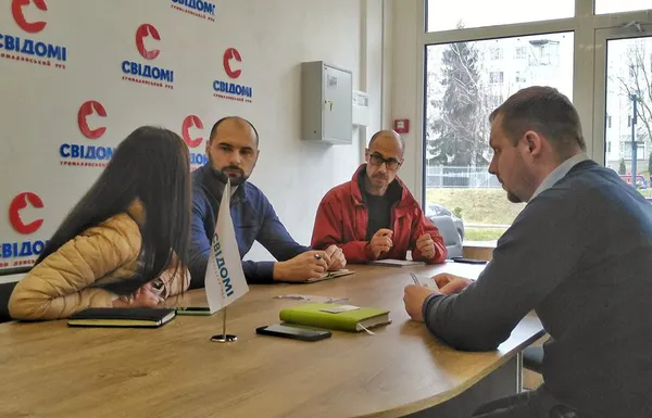 Луцька інформкампанія «Голосуй свідомо» зацікавила міжнародних спостерігачів (фото)