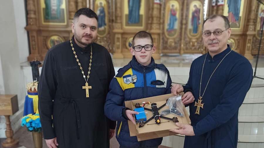 Священники допомогли волинському семикластику купити FPV-дрон для військових