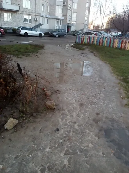 Лучанка нарікає на погану дорогу на Сухомлинського (фото)