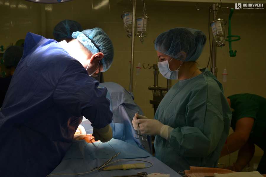 Як луцькі медики зупиняють і запускають серце: репортаж з операційної (фото, відео 18+)