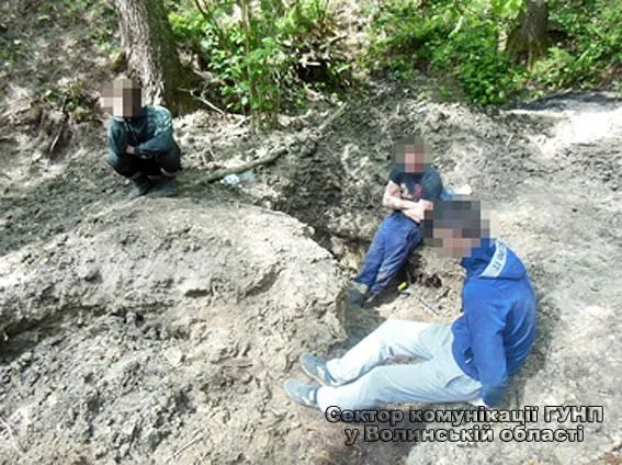 На Волині лопатами викопували бурштин (фото)
