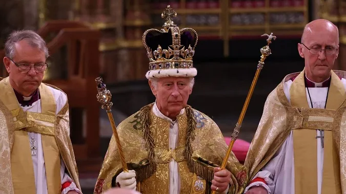 Королю Чарльзу III подарували манускрипт про його коронацію: як виникла традиція та чим він особливий