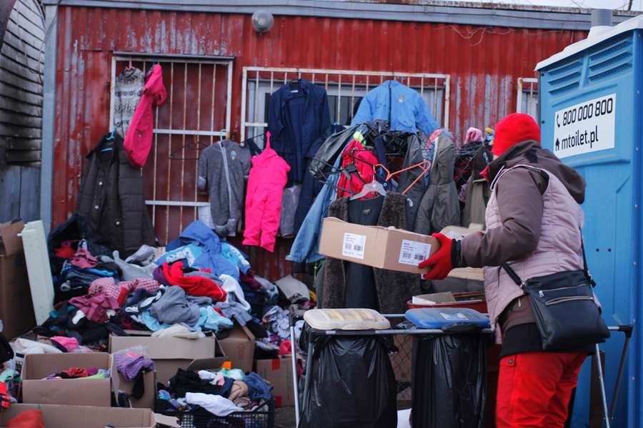 Теплий одяг, млинці і обійми: як поляки зустрічають біженців на волинському кордоні (фото)