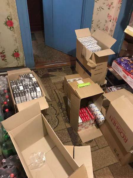 Понад тисячу пляшок і 26 ящиків цигарок: на Волині «накрили» контрабандний склад