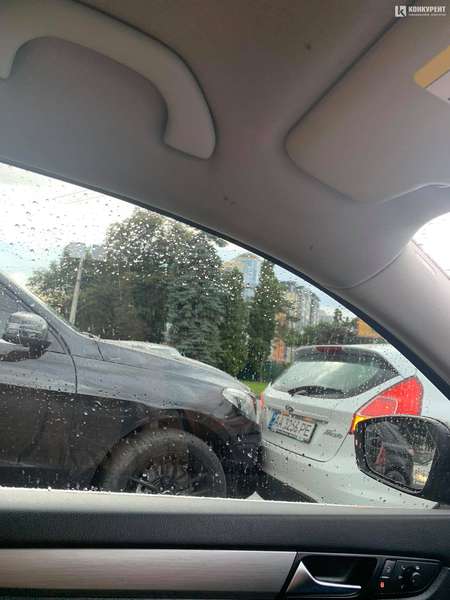 У Луцьку на «турбокільці» зіткнулись Mercedes і Ford (фото)