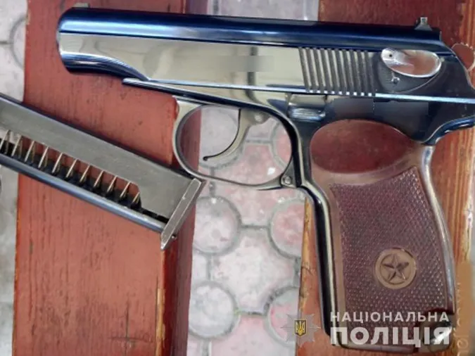 У Луцьку з автомобіля викрали зброю: злодія знайшли