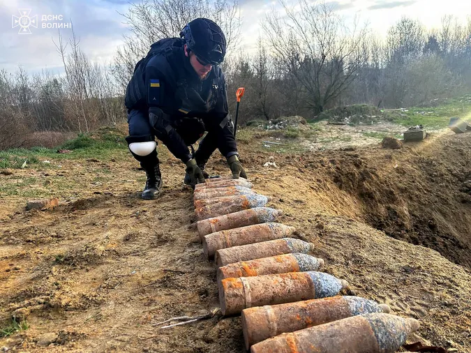 Металошукач не вщухав: на Волині найшли цілий склад снарядів (фото)