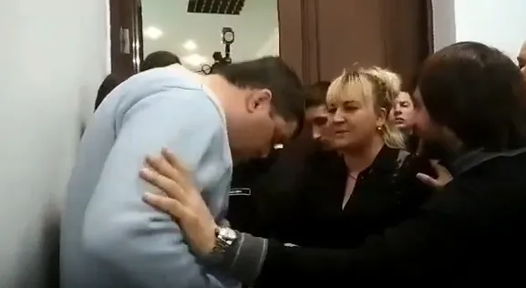 Сиротинська просить Рижкова застебнути штани (відео)