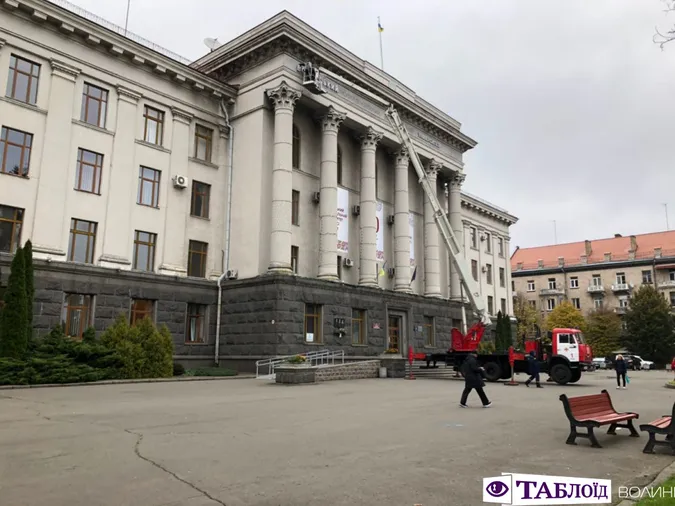 На головному корпусі ВНУ змінюють вивіску (фото)