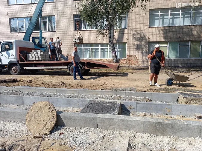 У центрі Луцька обдирають фасад гімназії (фото, відео)