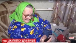 На Волині 87-річна бабуся нав'язала півсотні пар теплих шкарпеток на передову (відео)