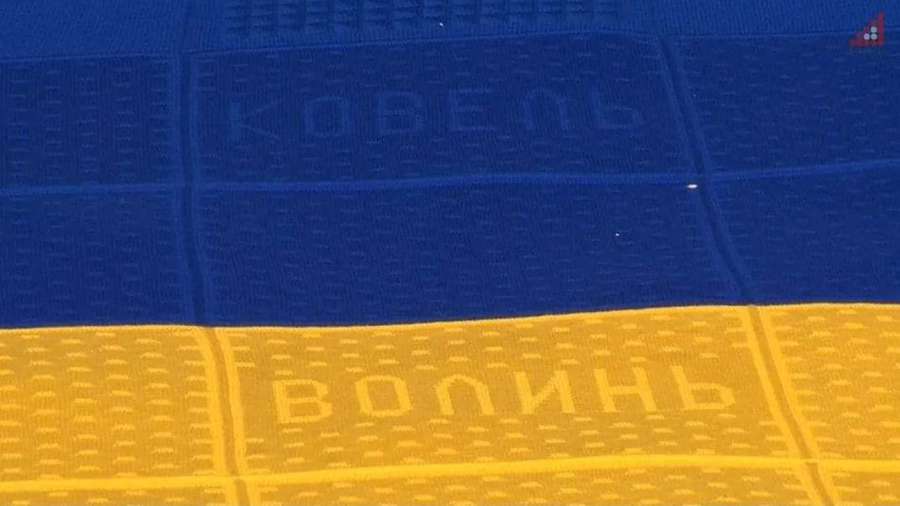 В'язаний клаптик ковельської майстрині Оксани Шпарук для найбільшого прапора України.