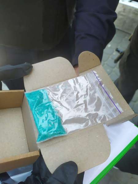 У Луцьку затримали чоловіка, який поштою отримував наркотики (фото)