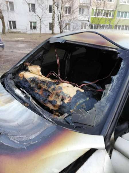 Погрожували, а тоді перейшли до дій: у Нововолинську спалили авто посадовцю