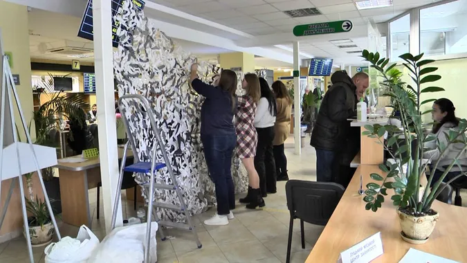 У Луцькому ЦНАПі під час знеструмлень плетуть маскувальні сітки