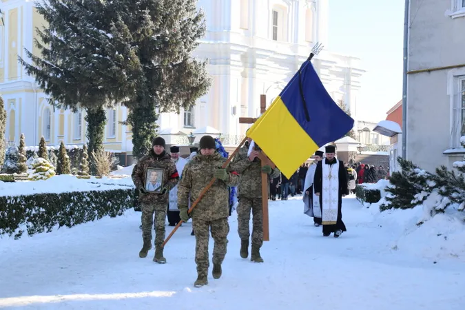 Луцьк навколішки попрощався з загиблим на Харківщині захисником Іваном Прокопцем